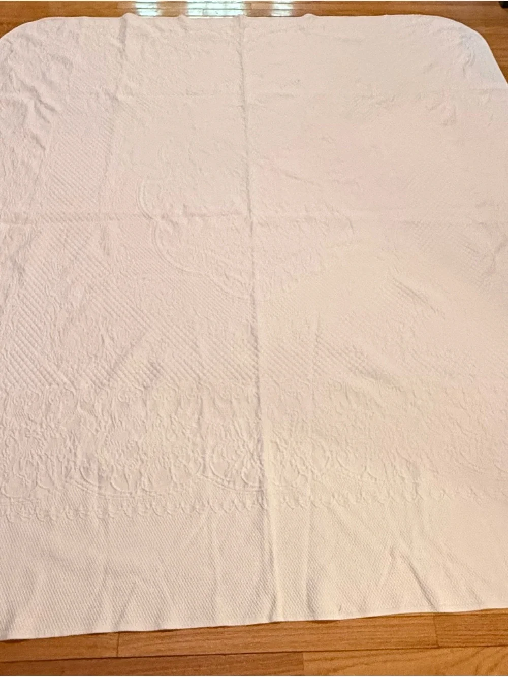 Vintage White 100% Cotton Matalesse Coverlet Queen Bedspread Floral Medallion